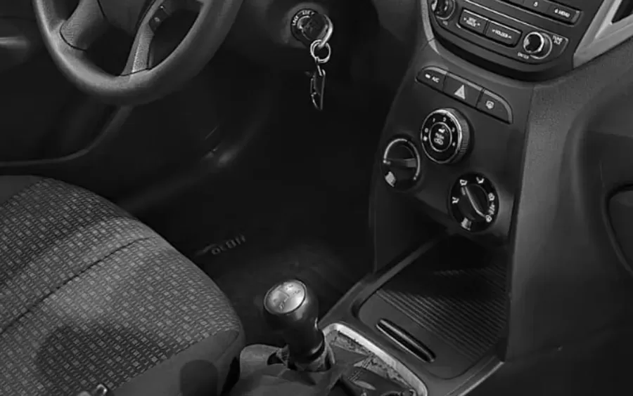 Equipamentos incluem freios ABS, airbags frontais, ISOFIX, ar-condicionado, vidros elétricos, rádio com Bluetooth, volante multifuncional e opcionais como TV digital.