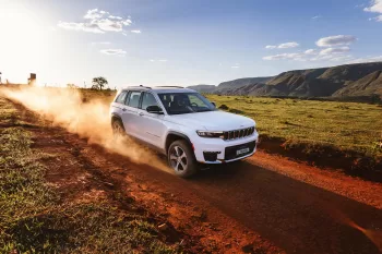 Jeep Grand Cherokee Híbrido Plug-in 4xe 2025 ganha Adventure Intelligence e nova cor no Brasil