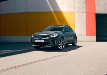 Kia Stonic 2025 chega ao mercado com mais tecnologia, novo painel digital e motorização híbrida-leve