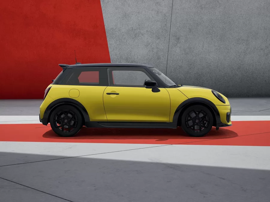 O Cooper S Sport inclui modos MINI Experience, com iluminação e gráficos personalizáveis. O modo GO-KART, inspirado em corridas, ajusta tons de vermelho ao ambiente interno.