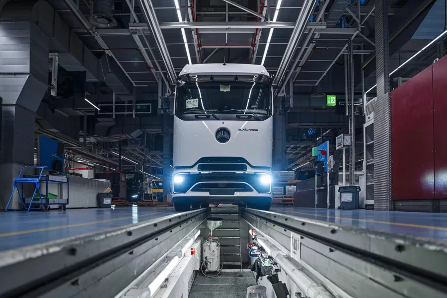 A Daimler Truck iniciou a produção do eActros 600 na fábrica de Wörth, Alemanha, marcando um avanço na eletrificação de caminhões para transporte rodoviário de longa distância.