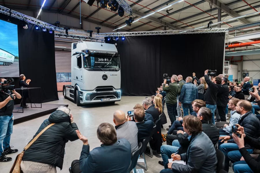 O eActros 600 possui autonomia de 500 km, três baterias de 621 kWh, e atende operações de transporte pesado, suportando recargas rápidas e viabilizando rotas extensas.