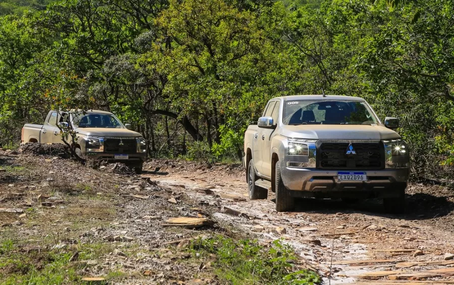 Produzida em Goiás, a nova Triton utiliza uma plataforma compartilhada com a futura Nissan Frontier, oferecendo maior rigidez estrutural e dimensões ampliadas para mais espaço interno.