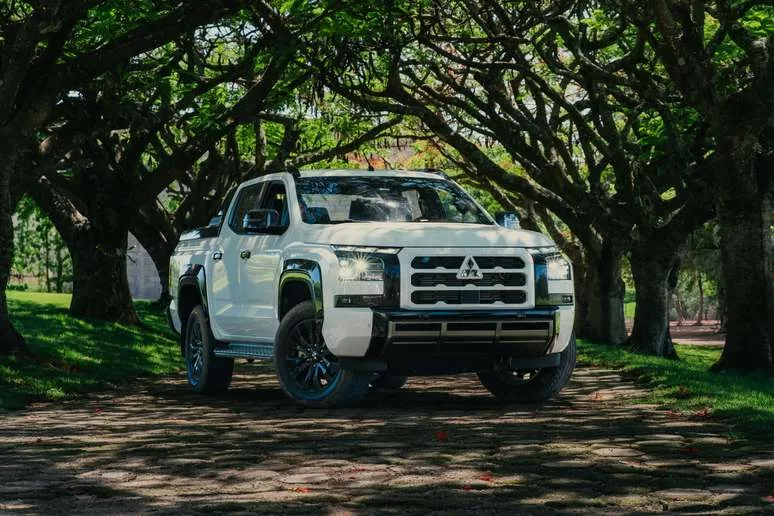 A Mitsubishi lançou no Brasil a nova Triton 2025, substituindo o nome L200. O modelo chega em seis versões, com motor 2.4 biturbo diesel de 205 cv e preços de R$ 249.990 a R$ 329.990.