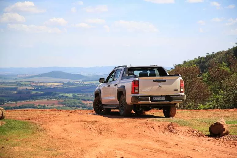 Entre os itens de segurança, destacam-se piloto automático adaptativo, assistente de faixa, alerta de ponto cego e sete airbags. A garantia é de cinco anos ou 100.000 km.