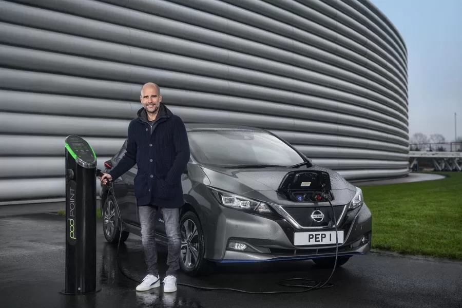 Em 2021, Pep Guardiola destacou a mobilidade elétrica como escolha sustentável em campanha com o Nissan LEAF, alinhando inovação e redução de impacto ambiental em sua rotina.