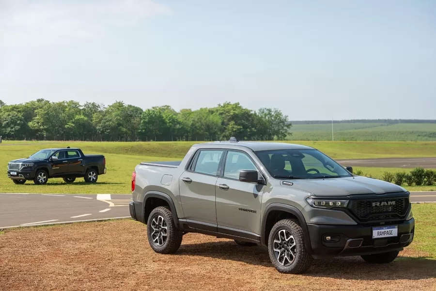 A versão Rebel da RAM Rampage 2025 possui motor 2.2 Turbodiesel e agora conta com pneus Pirelli Scorpion All Terrain Plus, reforçando sua capacidade para uso off-road e estilo robusto.