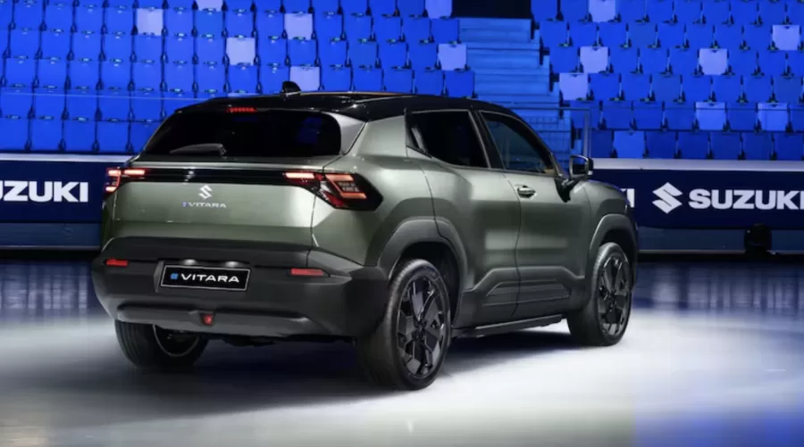 O eVitara possui tração dianteira ou integral, bateria com até 450 km de autonomia, além de amplas telas digitais no interior, oferecendo uma experiência moderna e competitiva no mercado indiano.