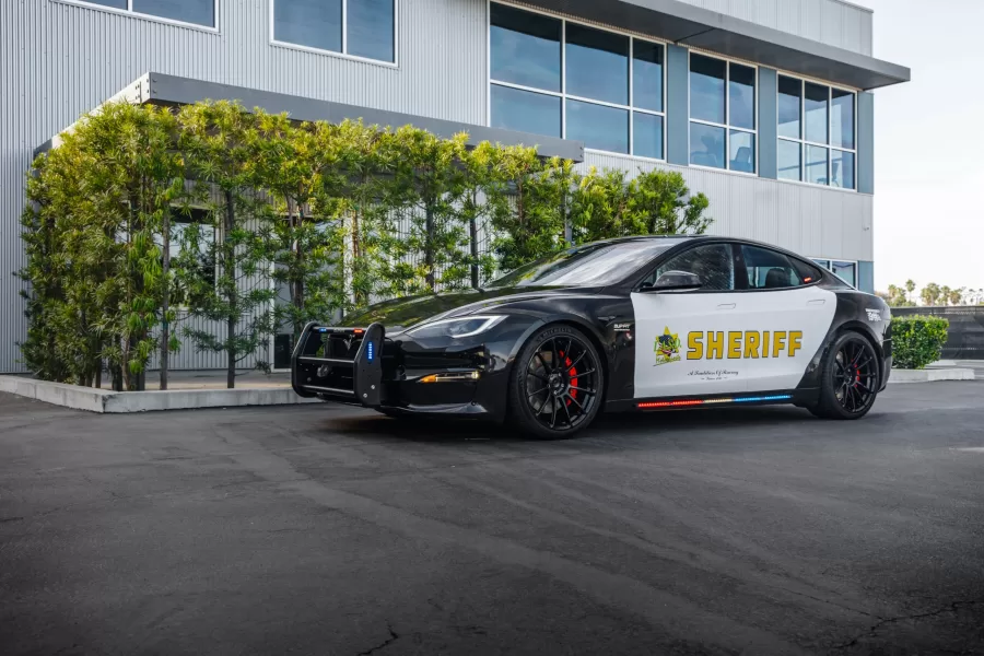 A Up.Fit realizou várias modificações no Tesla Model S Plaid, incluindo luzes de emergência e um chicote elétrico especial para garantir segurança e funcionalidade em operações policiais.