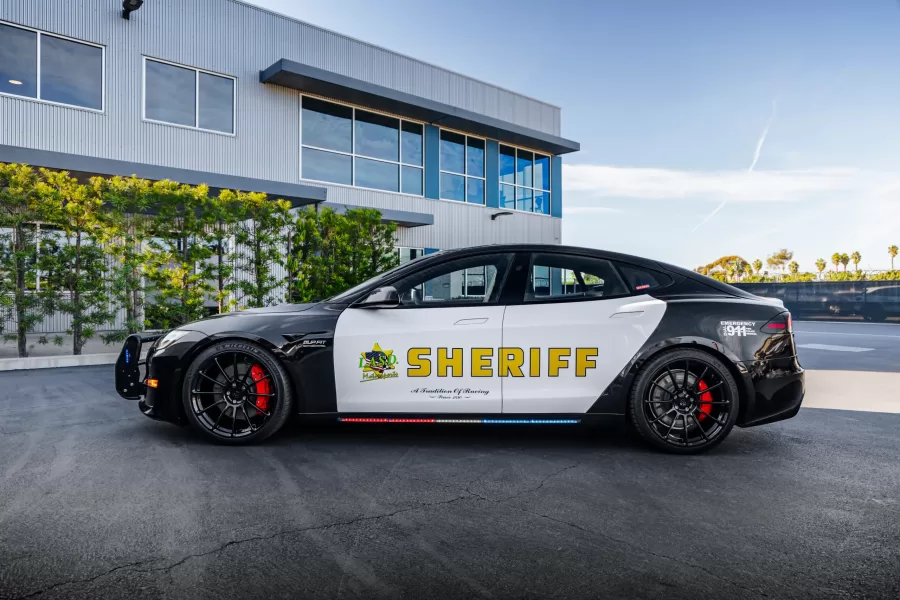 Apresentado no SEMA Show, o Tesla Model S Plaid modificado para a polícia de Los Angeles acelera de 0 a 100 km/h em 2,1 segundos. O veículo une tecnologia avançada e potência.