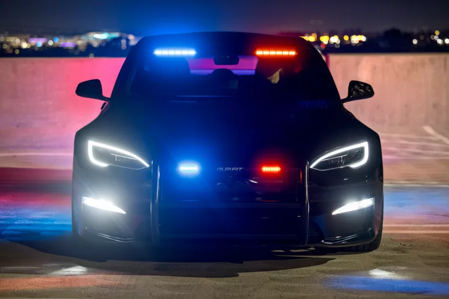 Com luzes de emergência azul e vermelho integradas à carroceria e ao vidro traseiro, o Tesla Model S Plaid policial combina visibilidade e aerodinâmica para operações de alta velocidade.