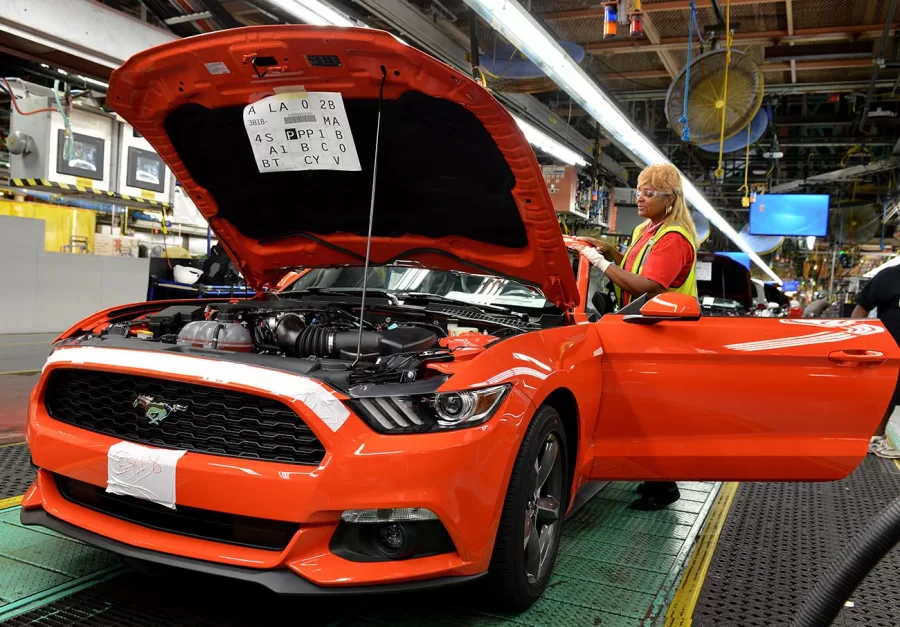 A Ford anunciou o corte de 4.000 empregos na Europa, representando 14% de sua força de trabalho. A decisão reflete queda de 17,9% nas vendas e desafios na transição para veículos elétricos.