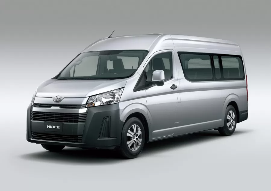 A Toyota Hiace, fabricada na Argentina, chegará ao Brasil no primeiro semestre de 2025. Montada em sistema CKD, a van utiliza peças importadas do Japão e tem versões para carga e passageiros.