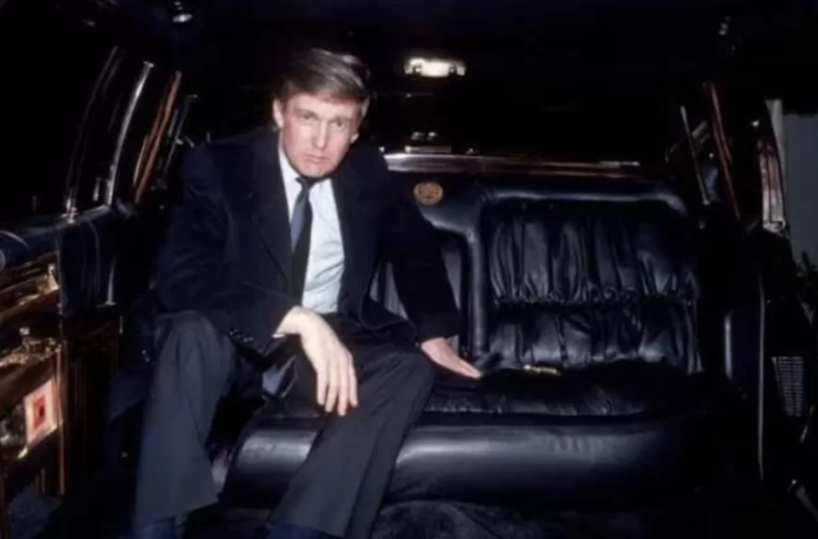 Trump em uma Limousine Cadillac