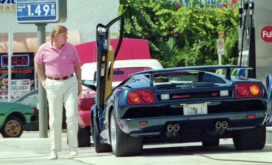 Trump nos anos 1990 após abastecer o Lamborghini