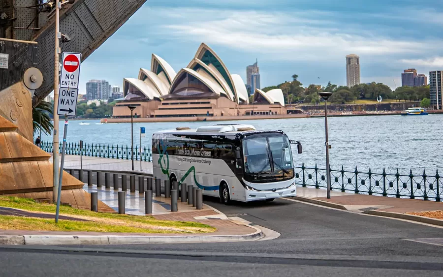 O ônibus elétrico Yutong C12E demonstrou uma autonomia de 500 km em uma única carga, operando na Austrália. Este modelo de 12 metros se mostra eficiente para trajetos urbanos e rodoviários.