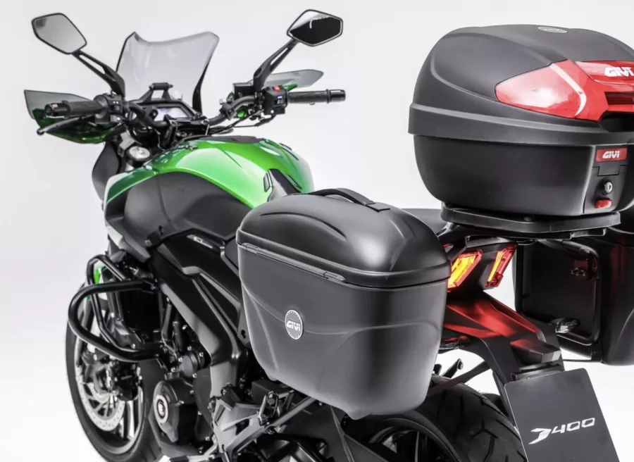 A Bajaj fechou uma parceria com a GIVI para oferecer bagageiros e suportes de malas laterais nos modelos Dominar 250 e 400, que estarão disponíveis nas concessionárias Bajaj em dezembro de 2024.