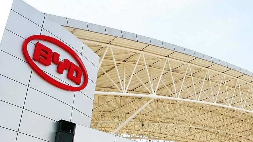 Fábrica da BYD em Camaçari enfrenta denúncias de trabalho degradante envolvendo empresas terceirizadas e falhas em saúde e segurança ocupacional.