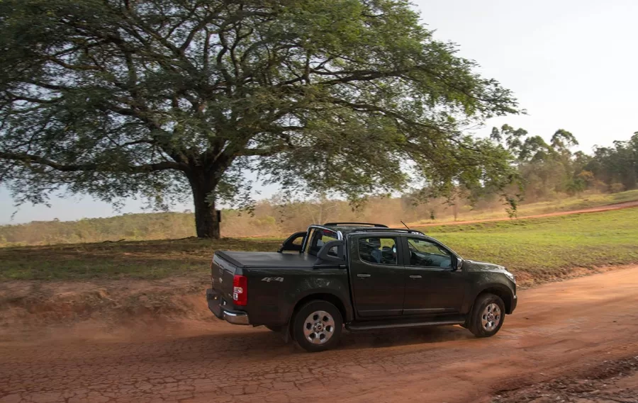 Consumo urbano de 8,7 km/l e rodoviário de 11,3 km/l com tanque de 76 litros. Autonomia média de 661 km na cidade e 859 km na estrada, ideal para longas viagens.