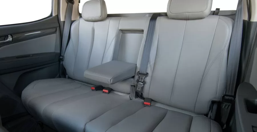 Interior para 5 ocupantes oferece conforto com bancos de couro, ar-condicionado automático e direção assistida. Equipamentos de segurança incluem freios ABS e airbags frontais.