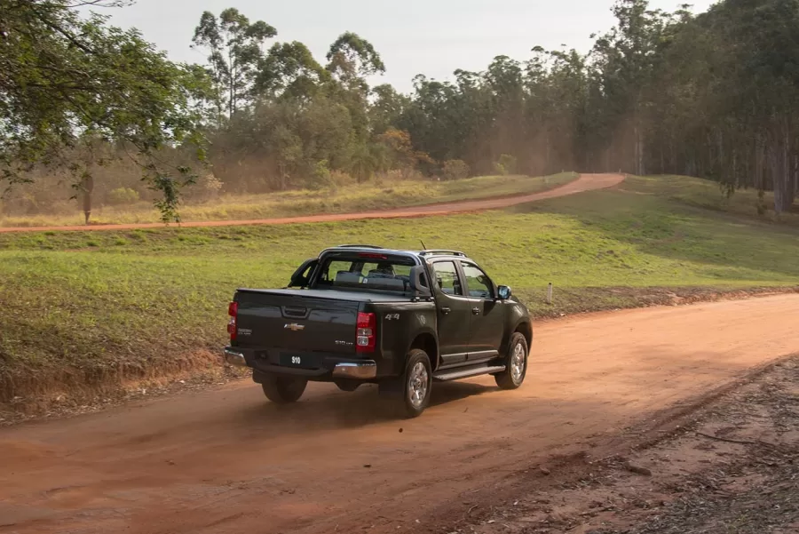 Caçamba com capacidade de 1.061 litros e carga útil de 1.039 kg, ideal para transporte de volumes maiores. A robustez atende tanto ao uso comercial quanto recreativo.