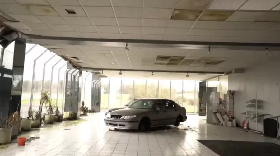 Além dos carros no showroom, o porão guarda mais veículos e ferramentas. A descoberta atraiu entusiastas e serve como testemunho do fim da Saab, que marcou presença nas estradas europeias.