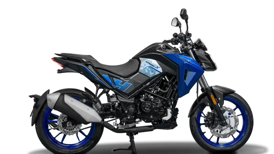 Inicialmente disponível em azul Tanino e cinza grafite, a moto também apresenta rodas pintadas na cor da carenagem, mantendo uma harmonia no design.