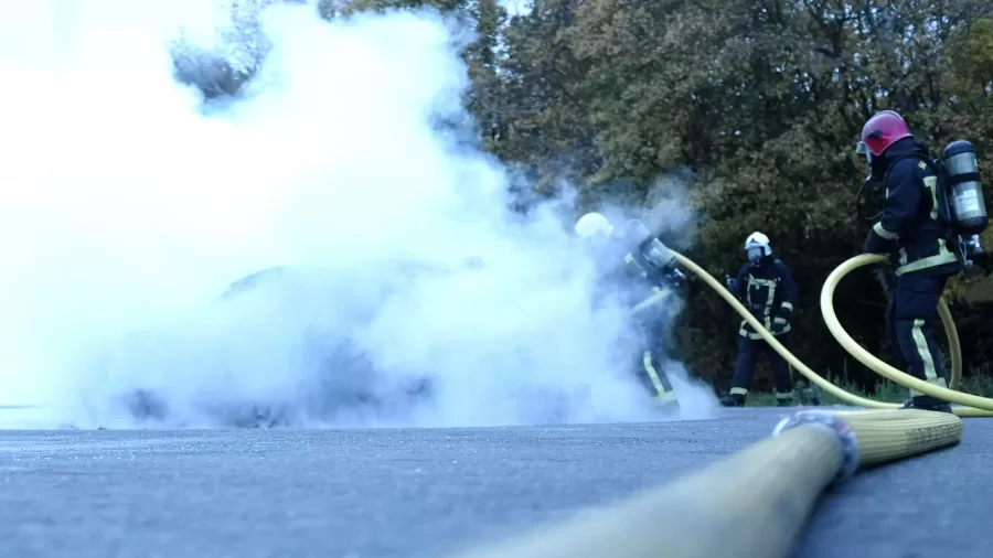 Renault do Brasil capacita bombeiros de SP para lidar com incêndios em veículos elétricos, abordando técnicas de combate ao fogo e cuidados específicos para evitar riscos durante o atendimento.