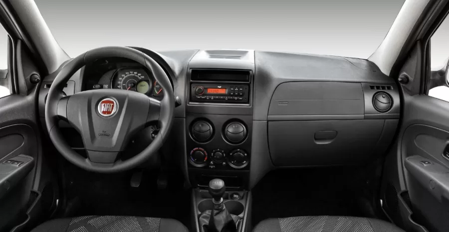 No consumo, o hatch mostra eficiência: até 15,3 km/l com gasolina em rodovia, tornando-se opção econômica para motoristas que viajam com frequência.