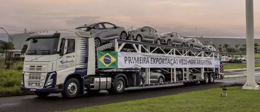 Hyundai HB20 inicia exportação para a Argentina, marcando sua estreia no mercado vizinho. Produzido em Piracicaba (SP), o modelo será comercializado em versão hatchback com motor 1.6.