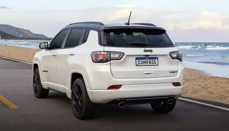 No segmento de SUVs médios, o Jeep Compass retomou a liderança com 5.043 emplacamentos, após ultrapassar o Toyota Corolla Cross, que ocupava a primeira posição nos meses anteriores.