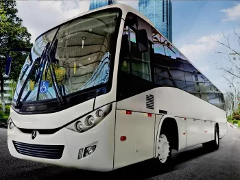 Ônibus Mercedes-Benz OF 1621 para fretamento conquista o Prêmio AutoData 2024