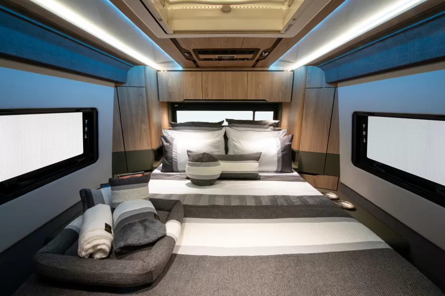 O motorhome inclui uma sala com poltronas giratórias, teto solar, TV digital e sistema slide-out, que amplia o espaço interno, ideal para paradas mais longas em viagens.