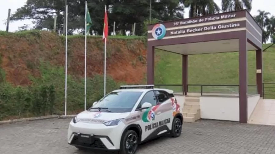 A Polícia Militar de Santa Catarina, por meio do 35º Batalhão em Braço do Norte, integrou sua primeira viatura elétrica à frota, designada para o Proerd, programa de prevenção às drogas e violência.