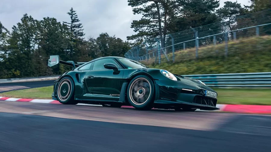 A Porsche lançou o Manthey Kit para o 911 GT3 RS, visando maior eficiência aerodinâmica, ajustes precisos de suspensão e melhorias nos freios para condições extremas em circuitos de alta exigência.