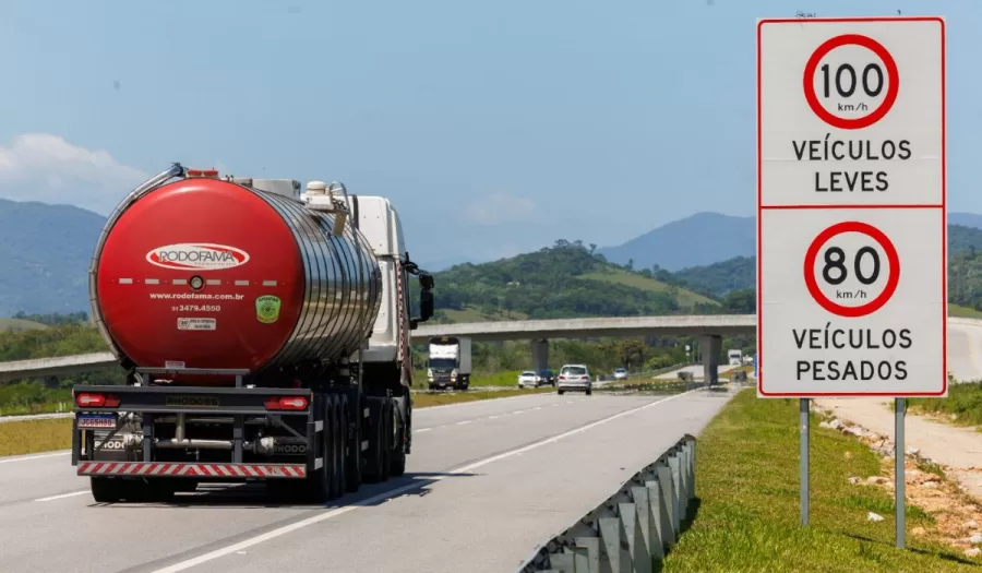 O Contorno Viário da Grande Florianópolis terá 40 radares fixos instalados para controle de velocidade, buscando maior segurança no trânsito. A instalação será concluída até 29 de novembro - Foto: Divulgação/PRF