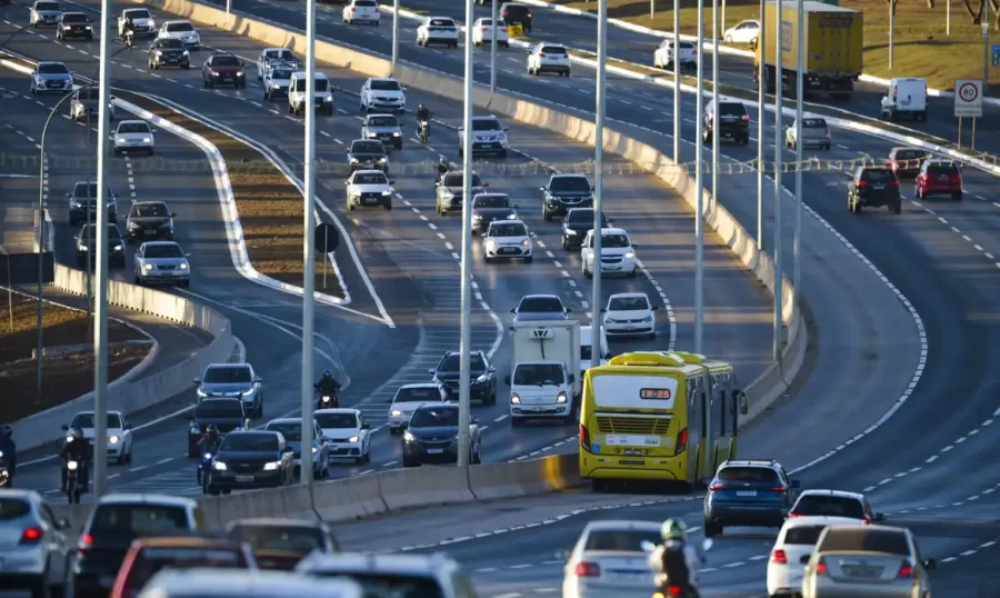 O IPVA é um imposto estadual que incide sobre veículos. O valor é calculado com base no preço de mercado do automóvel, multiplicado pela alíquota definida por cada estado - Foto: Marcello Casal Jr / Agência Brasil