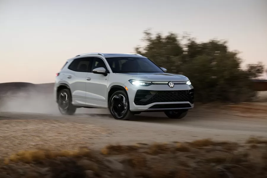 Volkswagen apresentou o Tiguan 2025 nos EUA, marcando a terceira geração do SUV. Fabricado no México, o modelo pode adiantar tendências para a versão brasileira.