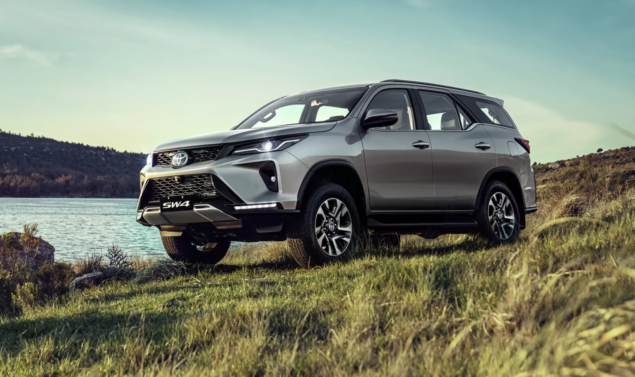 Toyota Hilux 2025 e SW4 ganham novo câmbio, serviços conectados e garantia de 10 anos