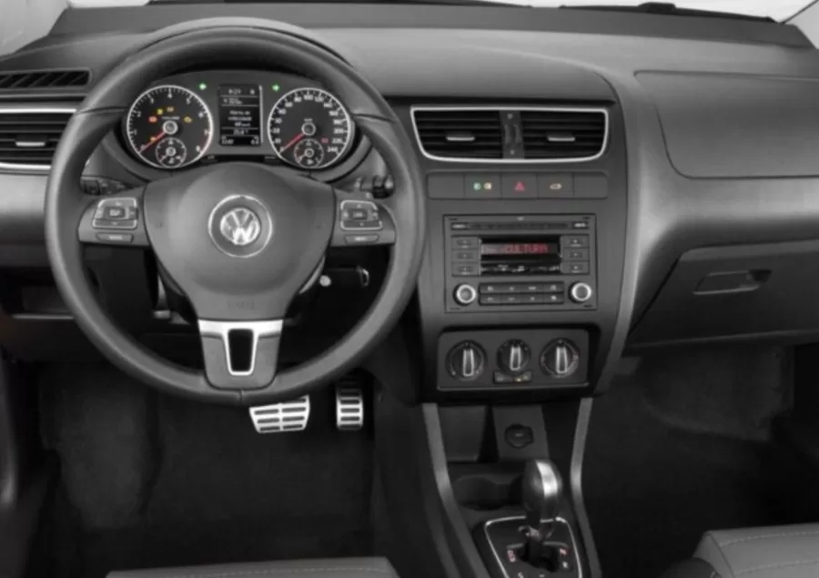 O espaço interno é um diferencial, com 2,46 m de entre-eixos, posição elevada e porta-malas de 260 litros, atendendo famílias e motoristas que buscam praticidade.