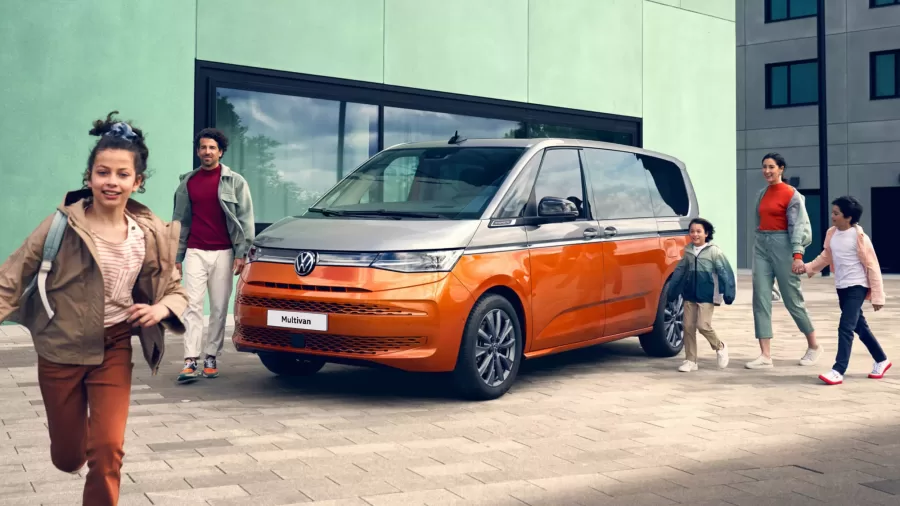 A Volkswagen lançou a T7 eHybrid, nova geração da Kombi com motor híbrido plug-in e tração 4Motion elétrica, oferecendo potência de 241 cv e autonomia elétrica de até 91 km no mercado europeu.