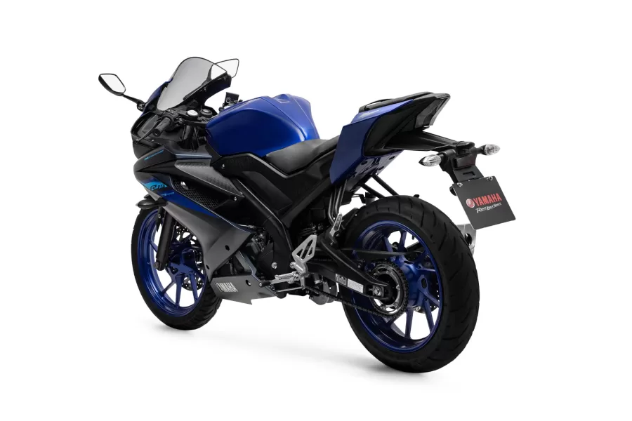 As suspensões da Yamaha R15 ABS são robustas, com garfo telescópico de 41 mm na dianteira e balança de alumínio monocross na traseira, filtrando bem as irregularidades do solo.