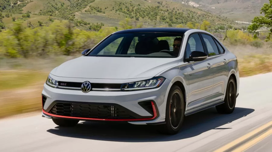 Jetta GLI: Sedã esportivo importado, traz motor 2.0 turbo de 231 cv, câmbio automatizado e design renovado, com interior mais tecnológico; previsão de chegada para a metade de 2025.