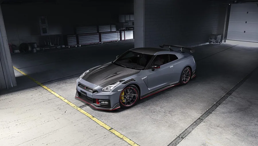 O GT-R NISMO Special Edition foca no máximo desempenho, com motor balanceado, capô em fibra de carbono e duto NACA. A tecnologia vem direto do automobilismo para as ruas.