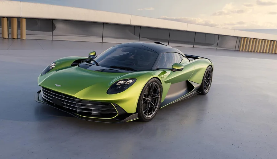 O Aston Martin Valhalla é um supercarro híbrido plug-in com motor V8 biturbo e três motores elétricos, entregando 1.079 cv e velocidade máxima de 350 km/h. Apenas 999 unidades serão produzidas.