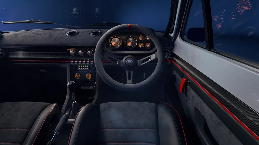 O interior do Escort RS Mk I combina tradição e modernidade. Oferece bancos concha, gaiola de proteção e acabamentos de alta qualidade, como couro e alcantara, além de uma central multimídia.