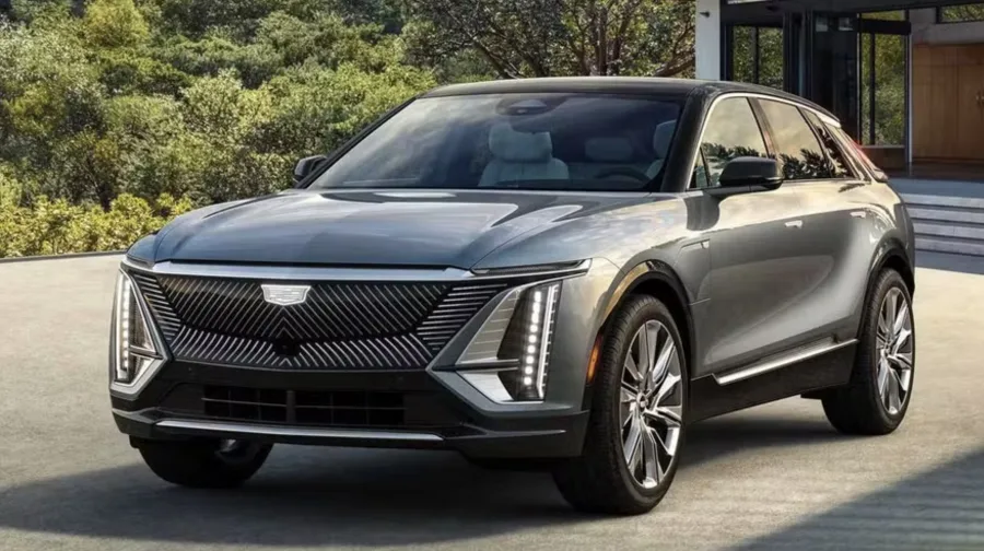 Cadillac Lyriq é o SUV elétrico da GM com bateria de 100,4 kWh, autonomia de até 505 km e opções de tração integral ou dianteira, visando o mercado premium no Brasil.