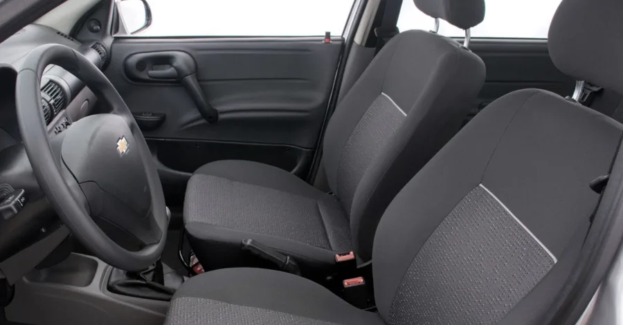 Interior funcional e confortável para até 5 ocupantes. Equipado com ar-condicionado, airbags frontais e freios ABS, garantindo segurança e comodidade no dia a dia.