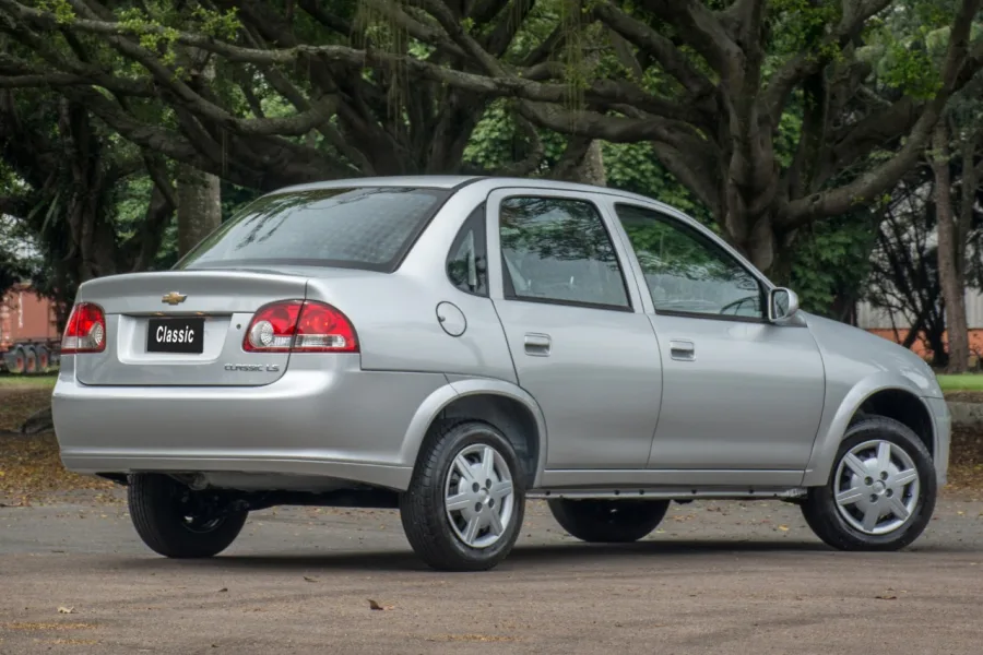 Consumo de 7,4 km/l (álcool) e 10,4 km/l (gasolina). Autonomia de até 702 km (gasolina). Tanque com capacidade de 54 litros, garantindo boa eficiência em viagens.