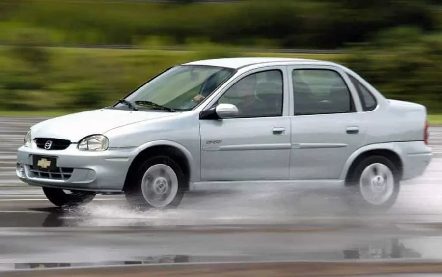 Consumo urbano de 7,4 km/l (álcool). Rodoviário: 9,2 km/l (álcool) e 10,4 km/l (gasolina). Boa eficiência para o segmento compacto.